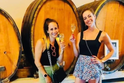 Deux dames avec un verre à la main