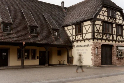 Visite guidée de la distillerie Nusbaumer à Steige - app.name