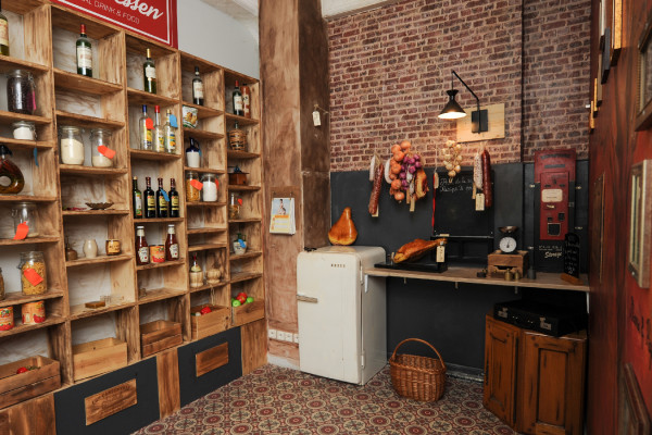 Interieur de l'escape game : cuisine avec frigo et fourniture pour faire à manger