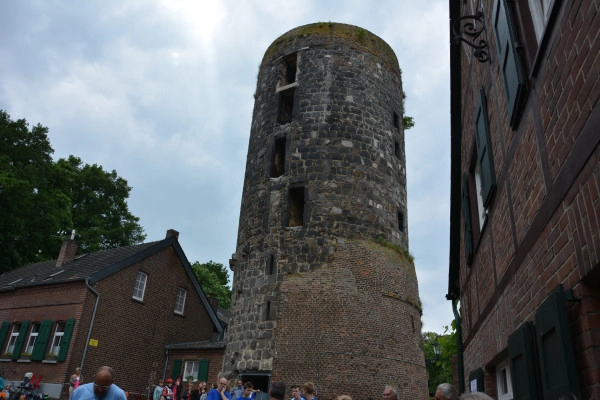 Neuss: Schloss Dyck-Tour (max. 120 Min) - Bonjour Alsace