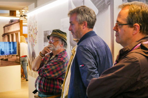 groupe de personne dans un musee